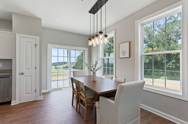 Building Photo - Beautiful 3 Bedroom, 2.5 Bath Townhome in ...