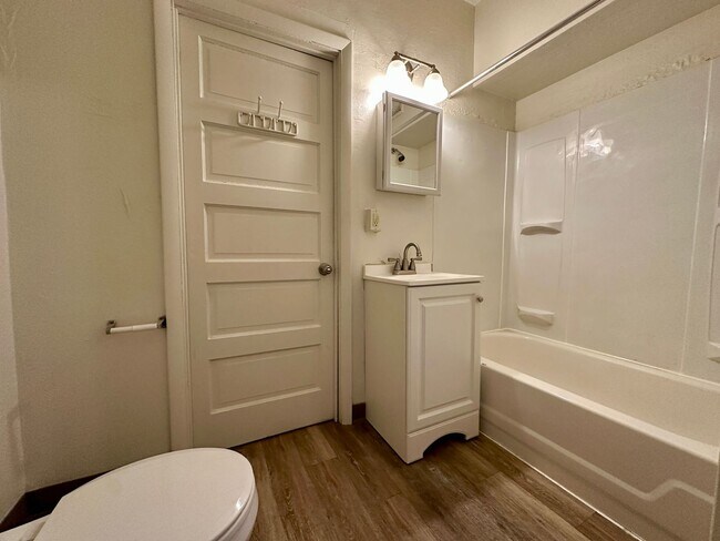 Foto del edificio - Super Spacious Three Bedroom on Bates Street! Deck & Patio! Washer & Dryer Included! Call Today!