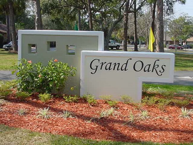 Building Photo - 2 Bedroom 1.5 Bath Townhome - Grand Oaks C...