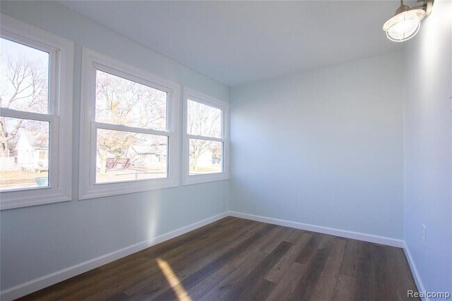 Building Photo - 1308 E Milton Ave