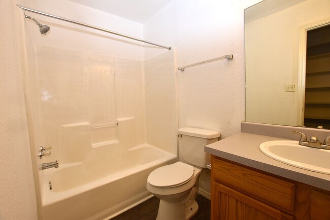 Foto del edificio - 921-923 Sagewood Trail