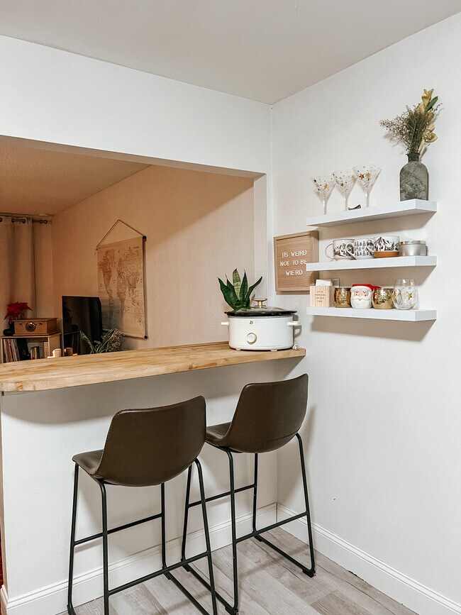 Barra de madera maciza entre la cocina y el salón - 805 Minnewawa Ave