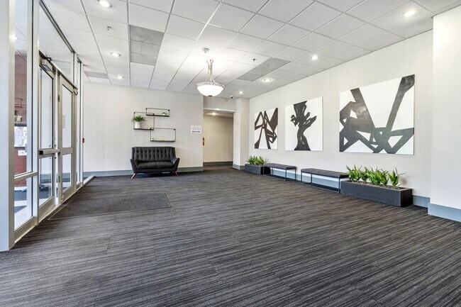 Building Photo - Breathtaking downtown East-facing, penthouse condo - FURNISHED!