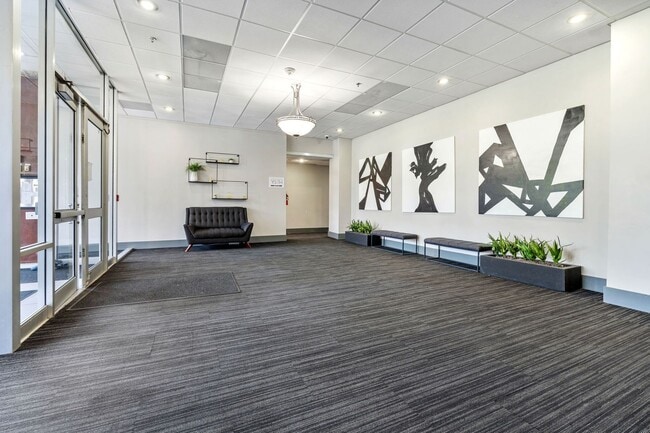 Foto del edificio - Breathtaking downtown East-facing, penthouse condo - FURNISHED!