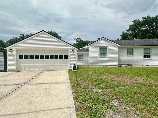 Building Photo - 5951 Clifton Ave