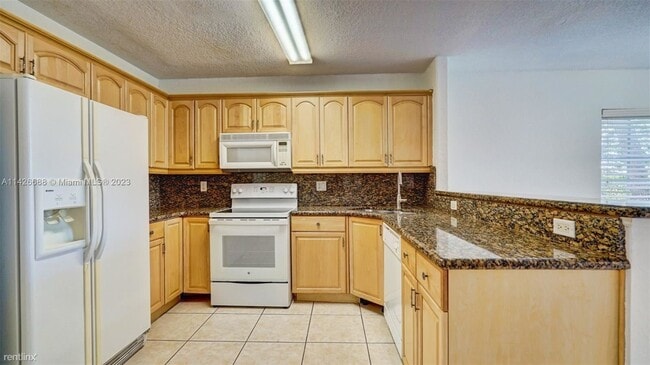 Building Photo - 3 br, 2.5 bath Townhome - 9012 NW 38th Dr # 1