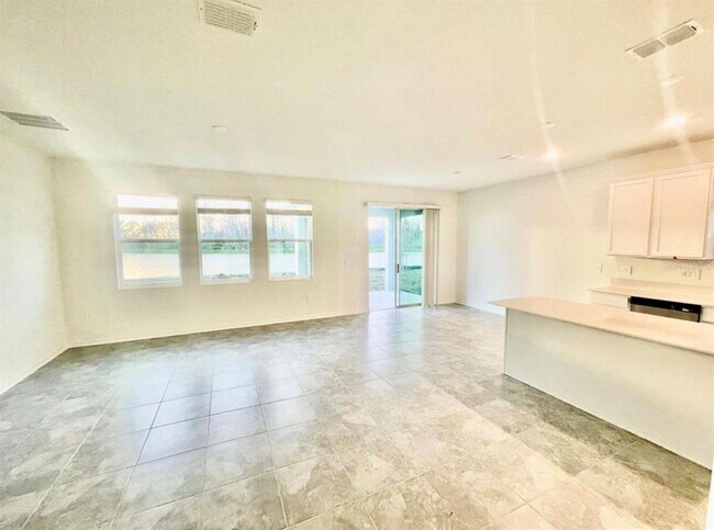 Foto del edificio - 4033 Ambrose Ave
