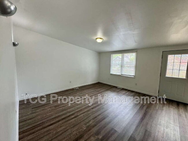 Building Photo - 627 3rd Ave