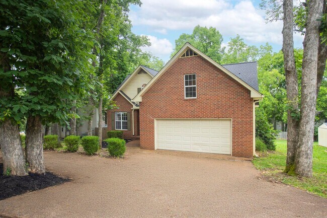 Building Photo - Charming Hendersonville Home!