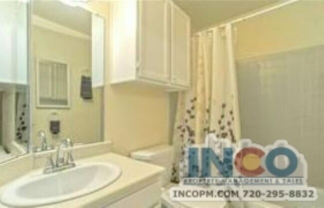 Building Photo - Awesome Light and Bright 2 bed 1 bath cond...