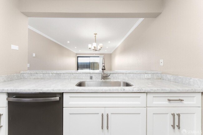 Foto del edificio - "Charming 1-Bed, 1-Bath Condo at 13700 San...