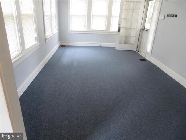 Foto del edificio - 703 Willitts Ave