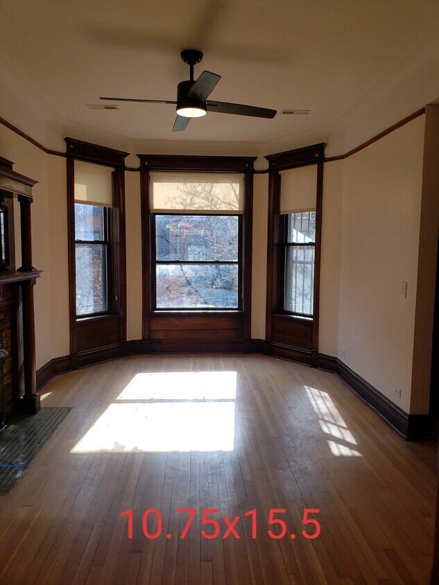 Living Room - 912 W Newport Ave