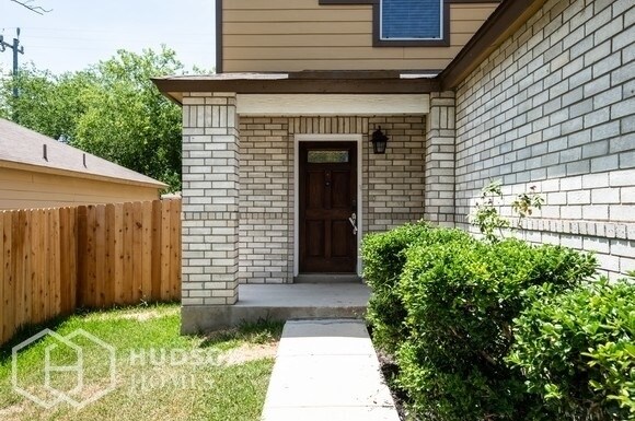 Building Photo - Move In By October 15th - GET $500 OFF 1ST...