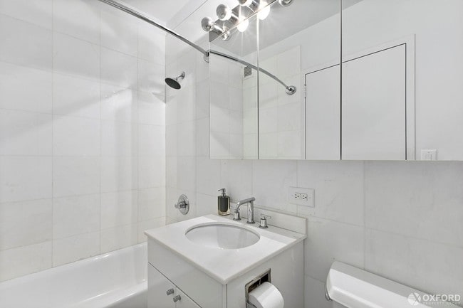 Building Photo - 112 John Street