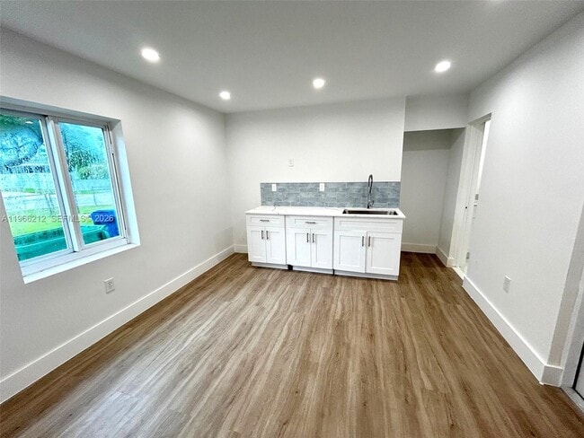 Building Photo - 15001 Leisure Dr