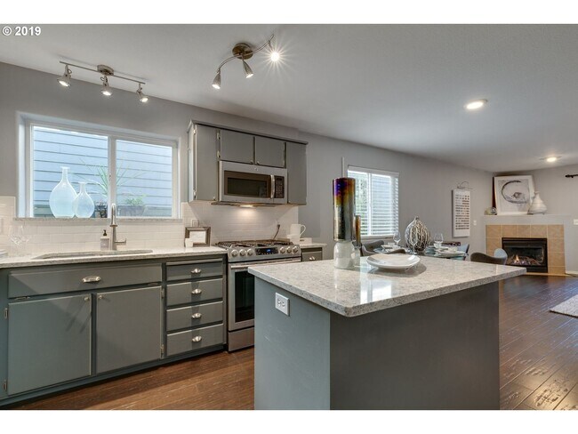 Building Photo - Modern & Move In Ready