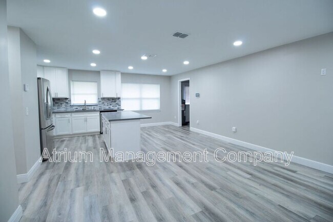 Building Photo - 3170 Roland Dr