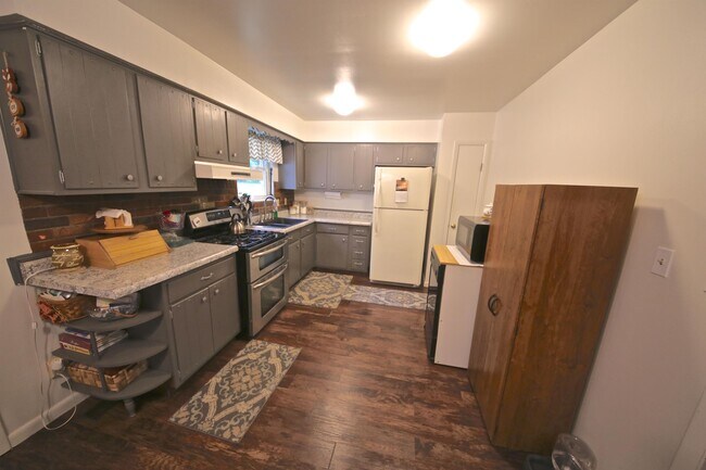 Building Photo - 5775 E Robinson Rd