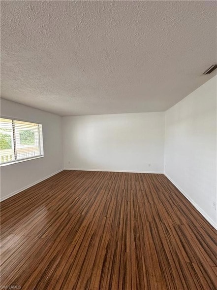 Foto del edificio - 4629 Bayshore Dr