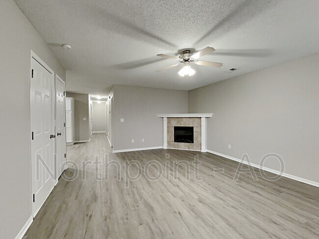 Building Photo - 407 NW Woodbury Dr