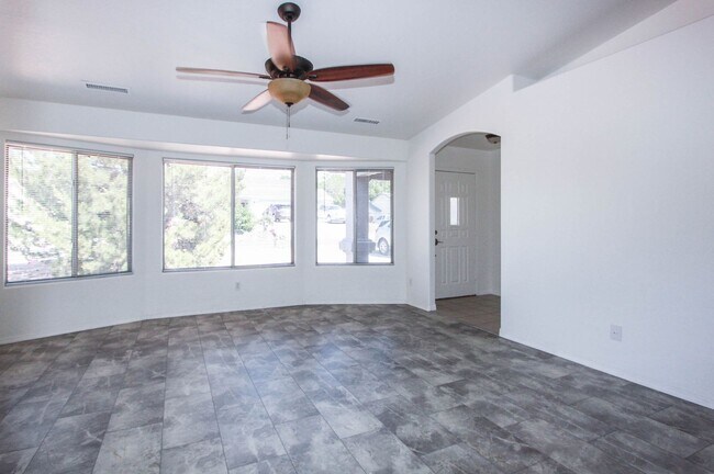 Building Photo - 3 Bedroom 2 bathroom in Prescott Valley