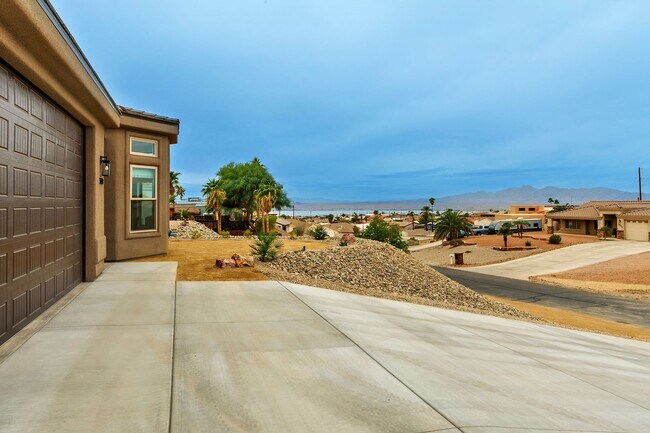 Building Photo - Winter 23/24 Furnished Rental - November t...