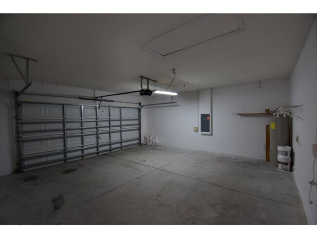 Foto del edificio - 553 Hummingbird Ct