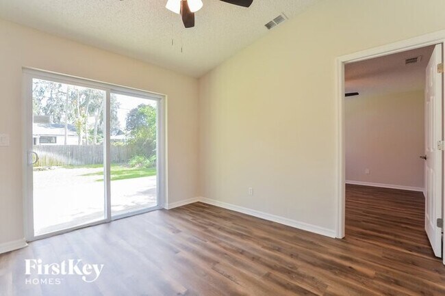 Building Photo - 2015 Needle Palm Dr