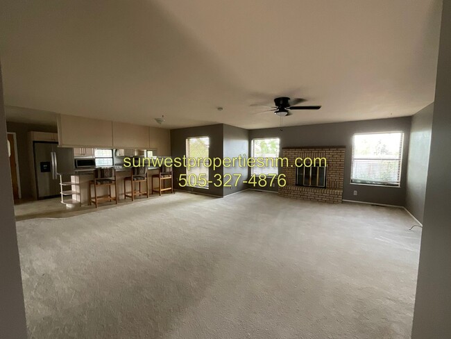 Building Photo - 4 Bedroom, 2 Bathroom House with Fenced Ba...
