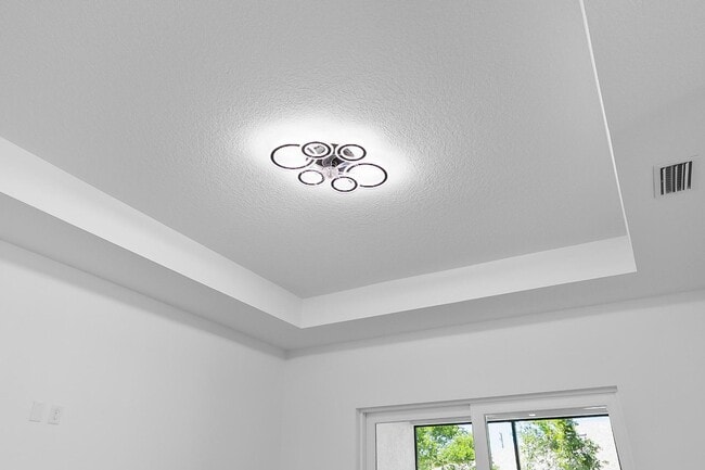 Foto del edificio - 31 Louvet Ln