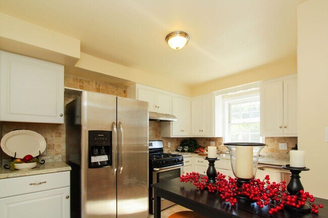 Foto del edificio - Spacious 3 bedroom 1.5 Bath Gem Available ...