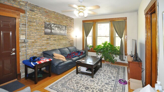 Foto del edificio - Sunny Large 1 Bedroom with Separate Living and Dining Rooms. Outdoor Space. Free Internet