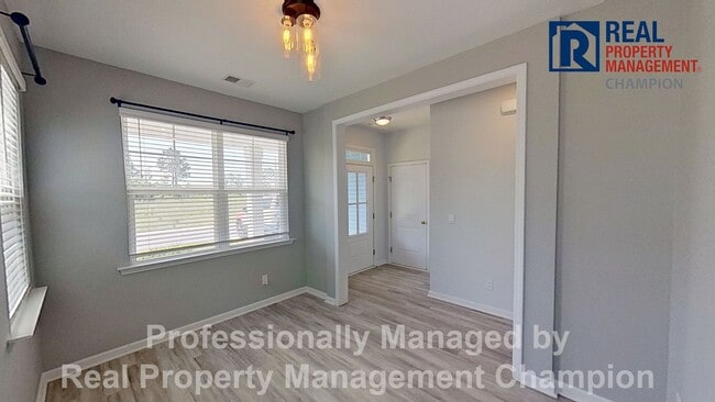 Building Photo - Beautiful and Spacious End Unit Townhouse