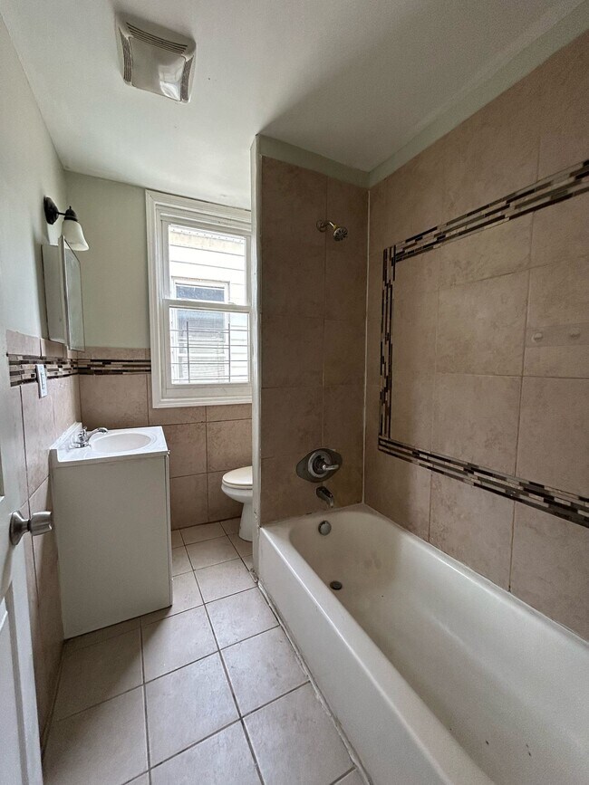 Building Photo - 454 4th Ave W