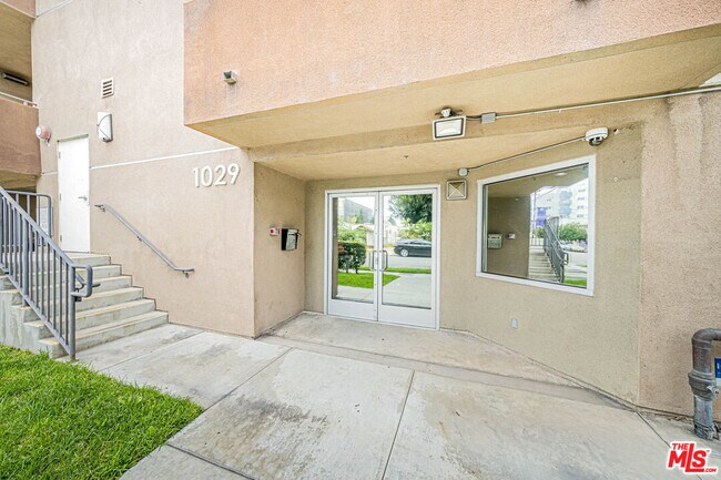 Foto del edificio - 1029 S Hobart Blvd