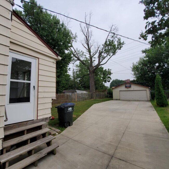 Foto del edificio - 17471-17473  Shaw Avenue,