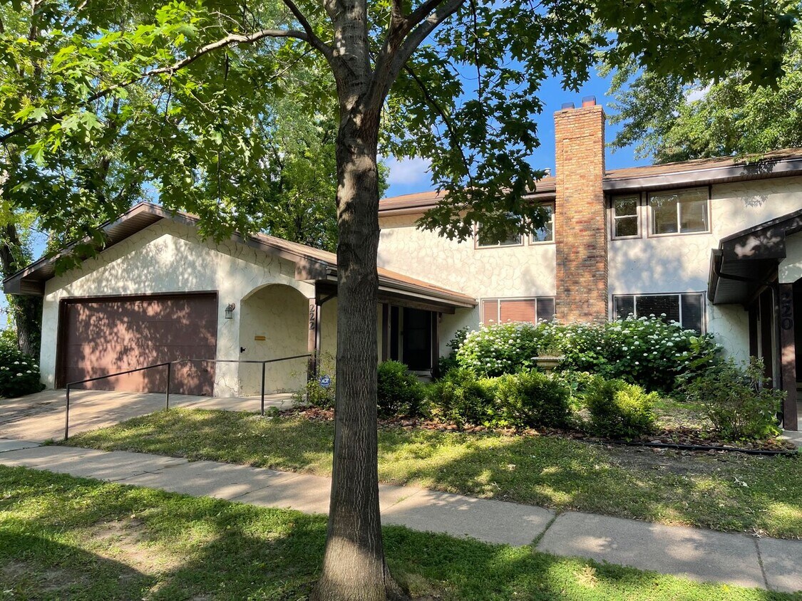 Primary Photo - 222 Virginia 3 bed 2 bath apartment in his...