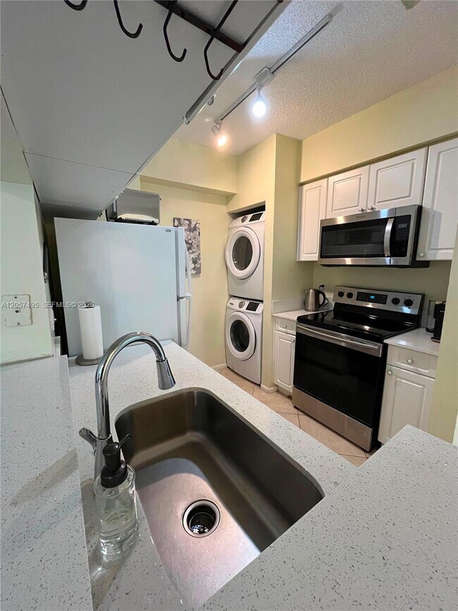 Foto del edificio - 17145 N Bay Rd
