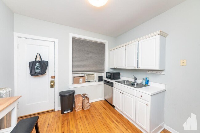 Photo - 2 bedroom in Chicago IL 60657 Apartment