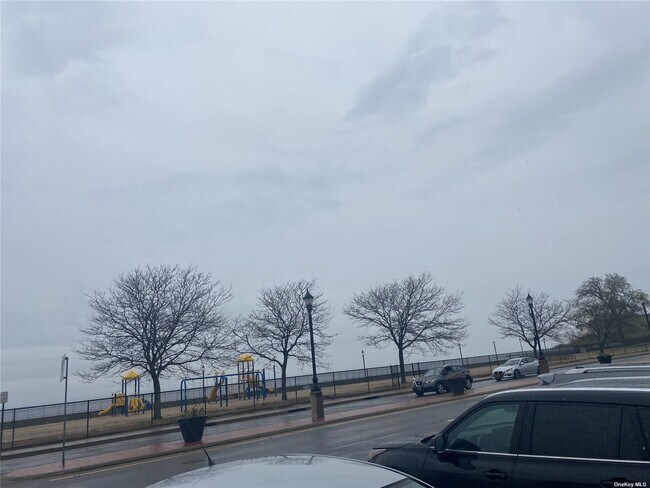 Foto del edificio - 18 Bayville Ave