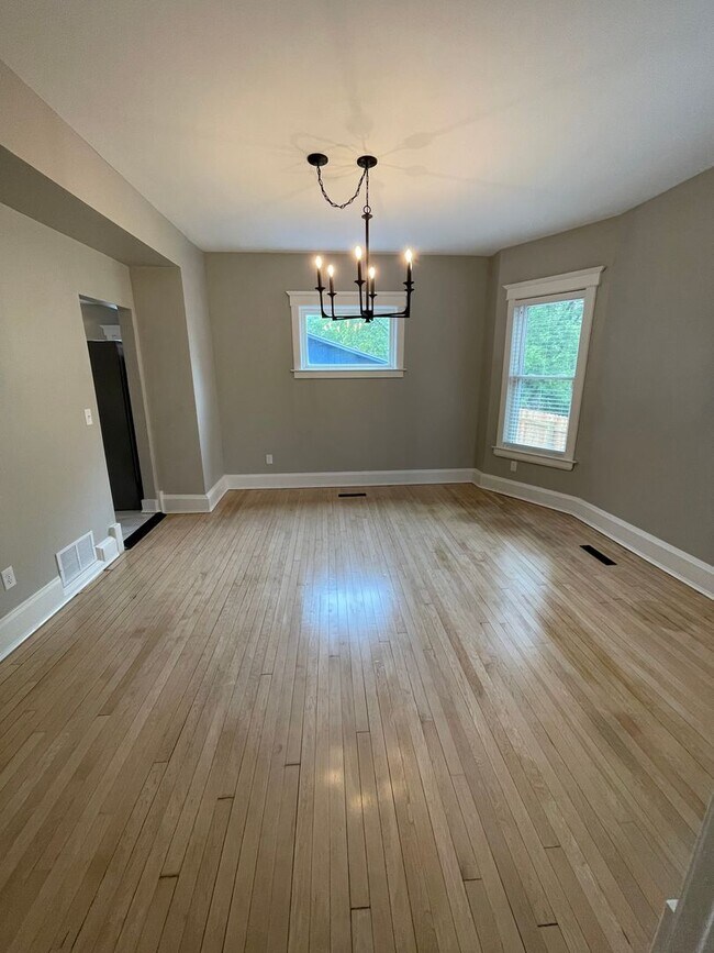 Building Photo - AVAILABLE Immediately!- 3 Bed 2 Bath Single family home!