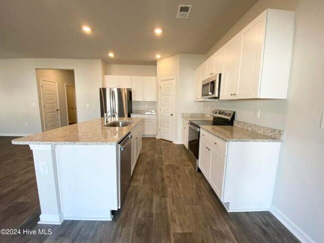 Foto del edificio - 4 Bedroom, 2 Bathroom Brand Almost  New Build in Sunfish Cove