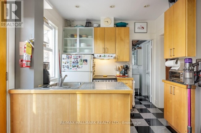 Building Photo - 368 Palmerston Blvd