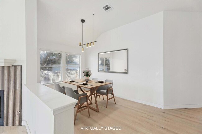 Foto del edificio - 203 Little Lake Rd