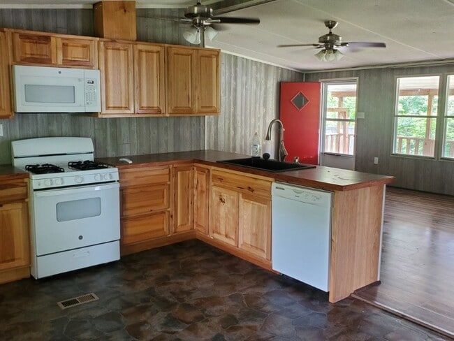 Building Photo - 3bd/2bath on 5 Acres located in Wartburg Tn