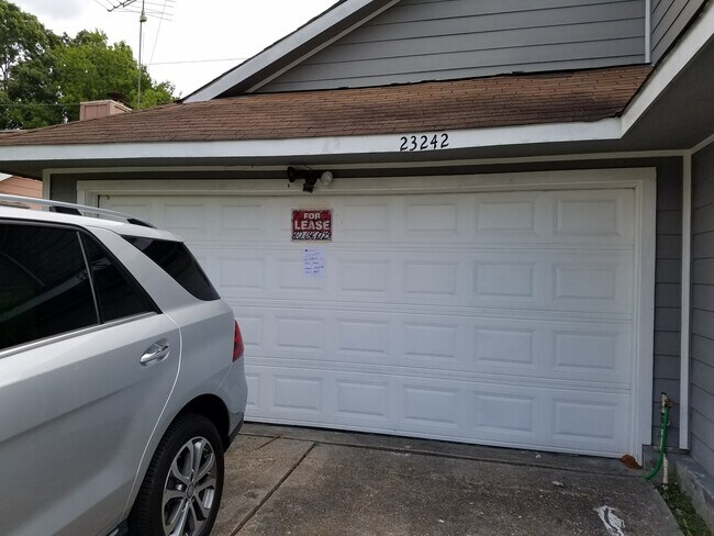 GARAJE PARA 2 COCHES - 23242 Pebworth Pl