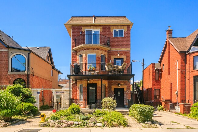 Photo du bâtiment - Gorgeous 2 Bedroom Little Italy