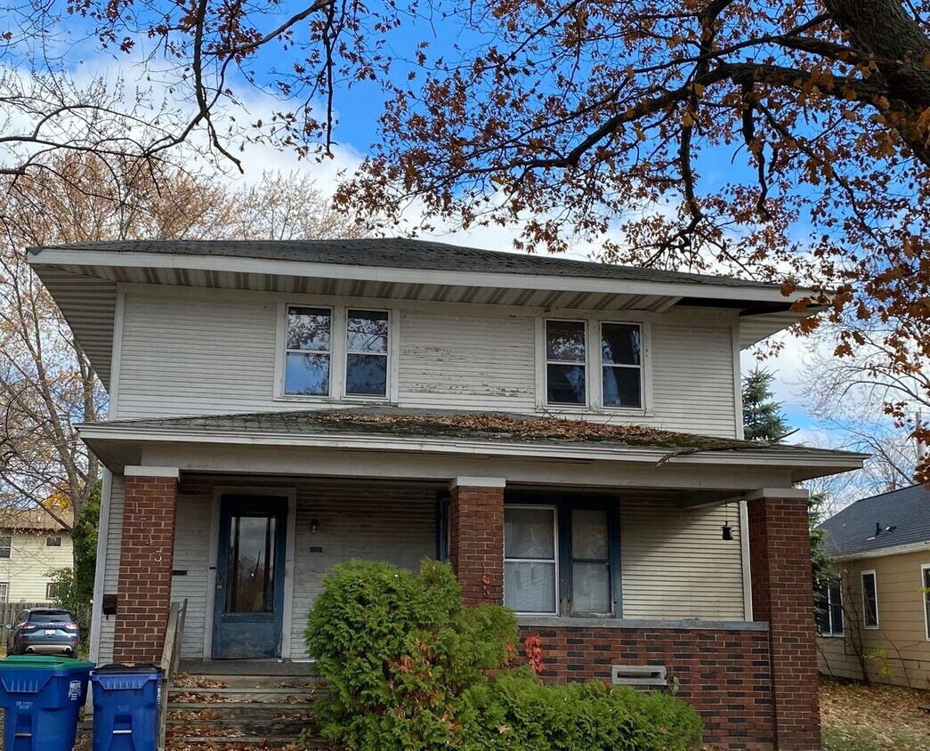 Primary Photo - 1343 Grand Ave
