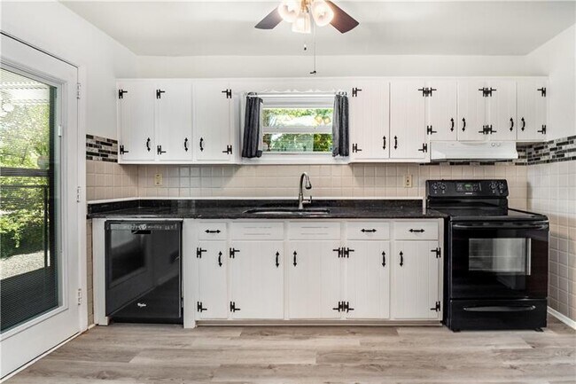 Building Photo - 2563 Beverly Hills Dr